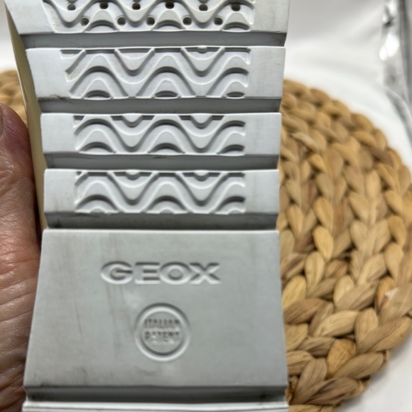 GEOX Made in Morocco Elegant Cream ItalianPatient Leather Loafers for Women - Picture 2 of 11